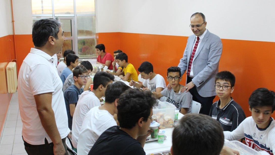 İlçe Milli Eğitim Müdürü Yusuf AÇIKYÖRÜK Erdemli Mesleki ve Teknik Anadolu Lisesi Pansiyonunda kalan öğrencileri ziyaret etti. 