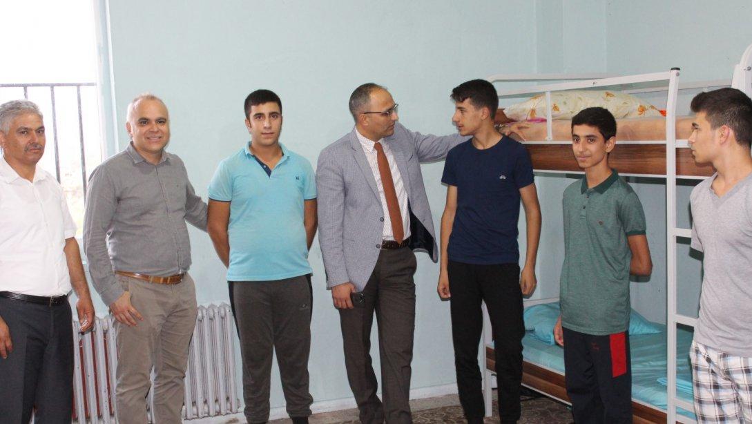 İlçe Milli Eğitim Müdürü Yusuf AÇIKYÖRÜK Erdemli Ertuğrul Gazi Mesleki ve Teknik Anadolu Lisesi Pansiyonunda kalan öğrencileri ziyaret etti. 