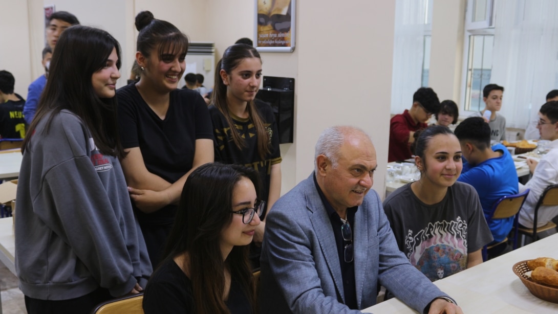 Şube Müdürü Süleyman Demirel, Borsa İstanbul Fen Lisesi'nde İftar Programına Katıldı