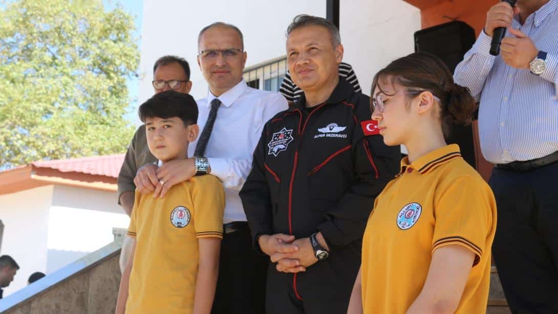 Türkiye'nin İlk Astronotu Alper Gezeravcı Erdemli'de Öğrencilerle Buluştu