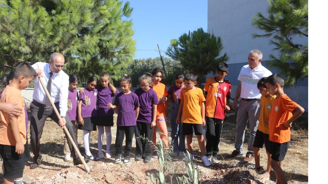 Her Çocuk Bir Fidan Projesi Kapsamında Arpaçbahşiş Yardımcılar İlkokulunda Fidan Dikimi